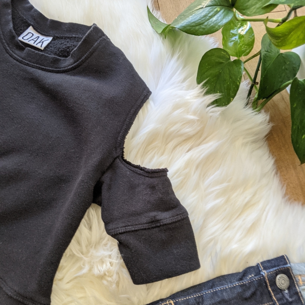 👕OAK - Cold Shoulder Cropped Sweater - Picture 6 of 7